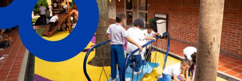 Niños jugando en el patio del colegio 