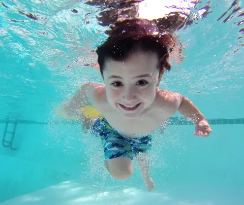 Niño en la piscina